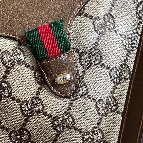 Gucci GG Supreme Crossbody Bag - Picture 6 of 17